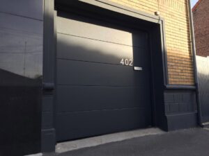 porte de garage noire