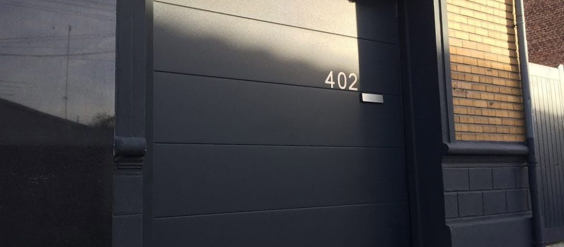 porte de garage noire